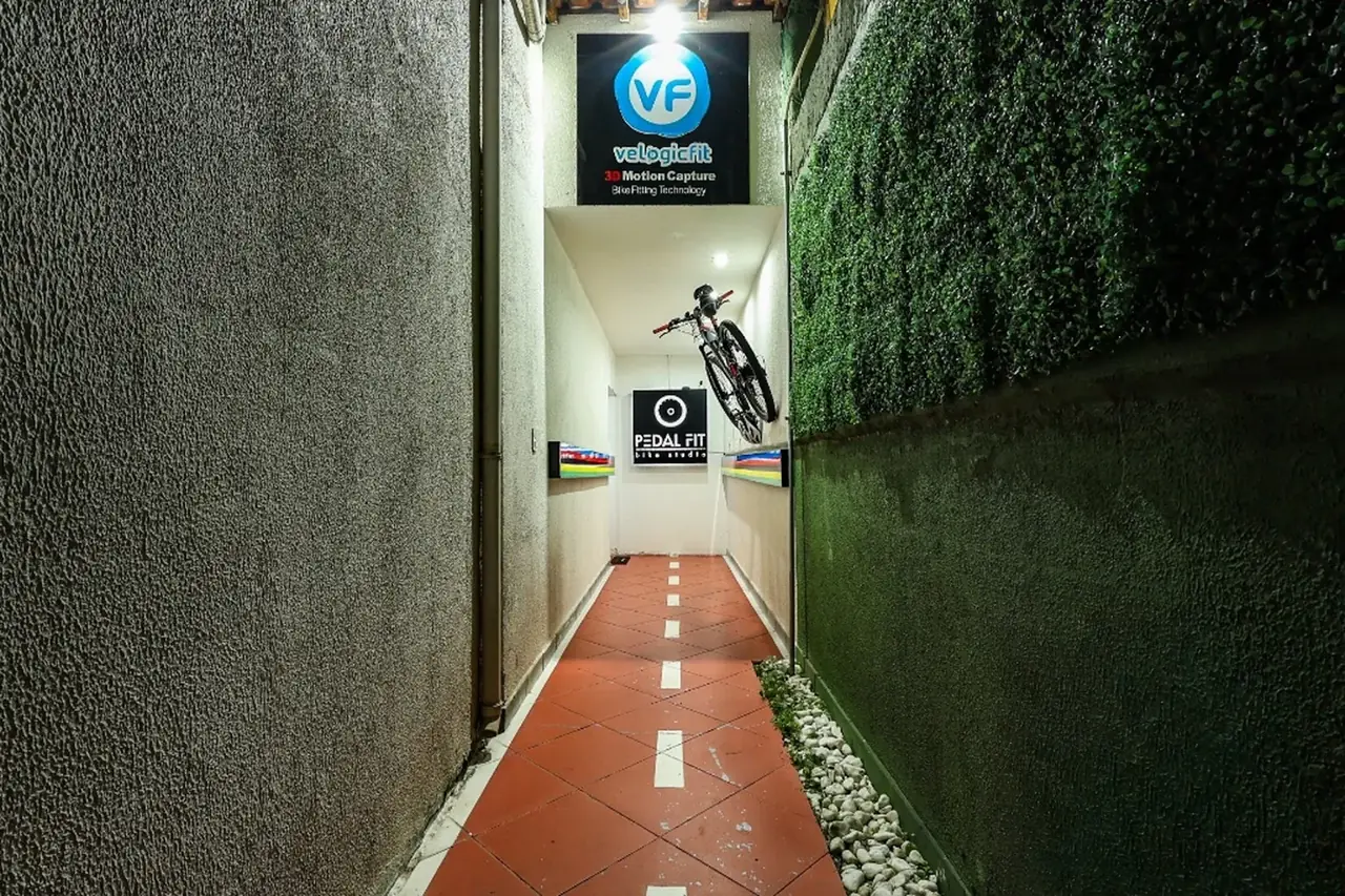 Corredor de entrada com parede verde