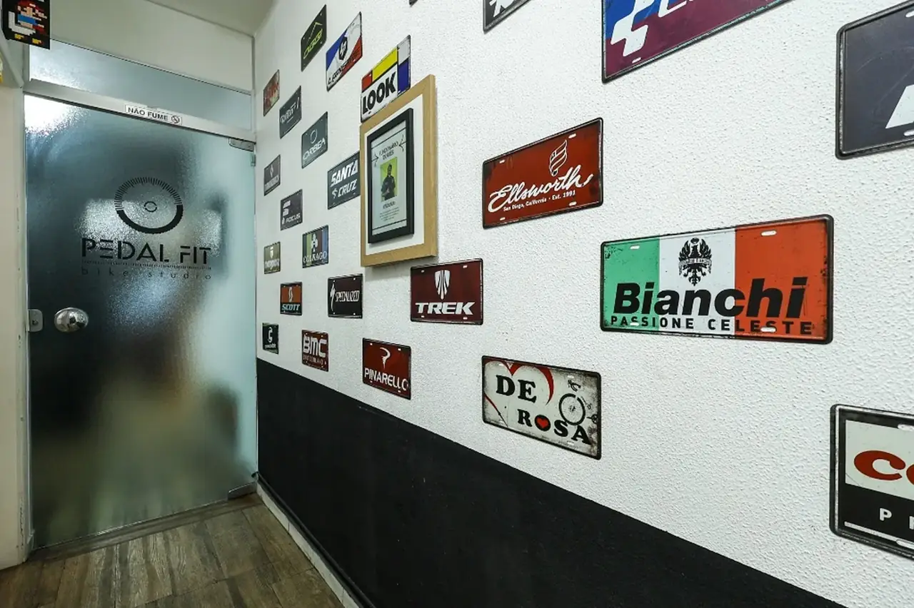 Parede com placas de marcas de bike