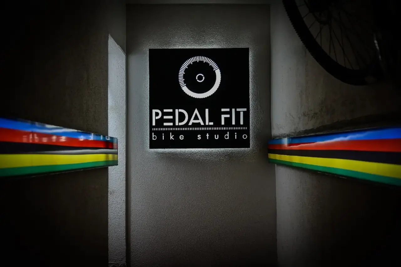 Porta com o logo do estúdio