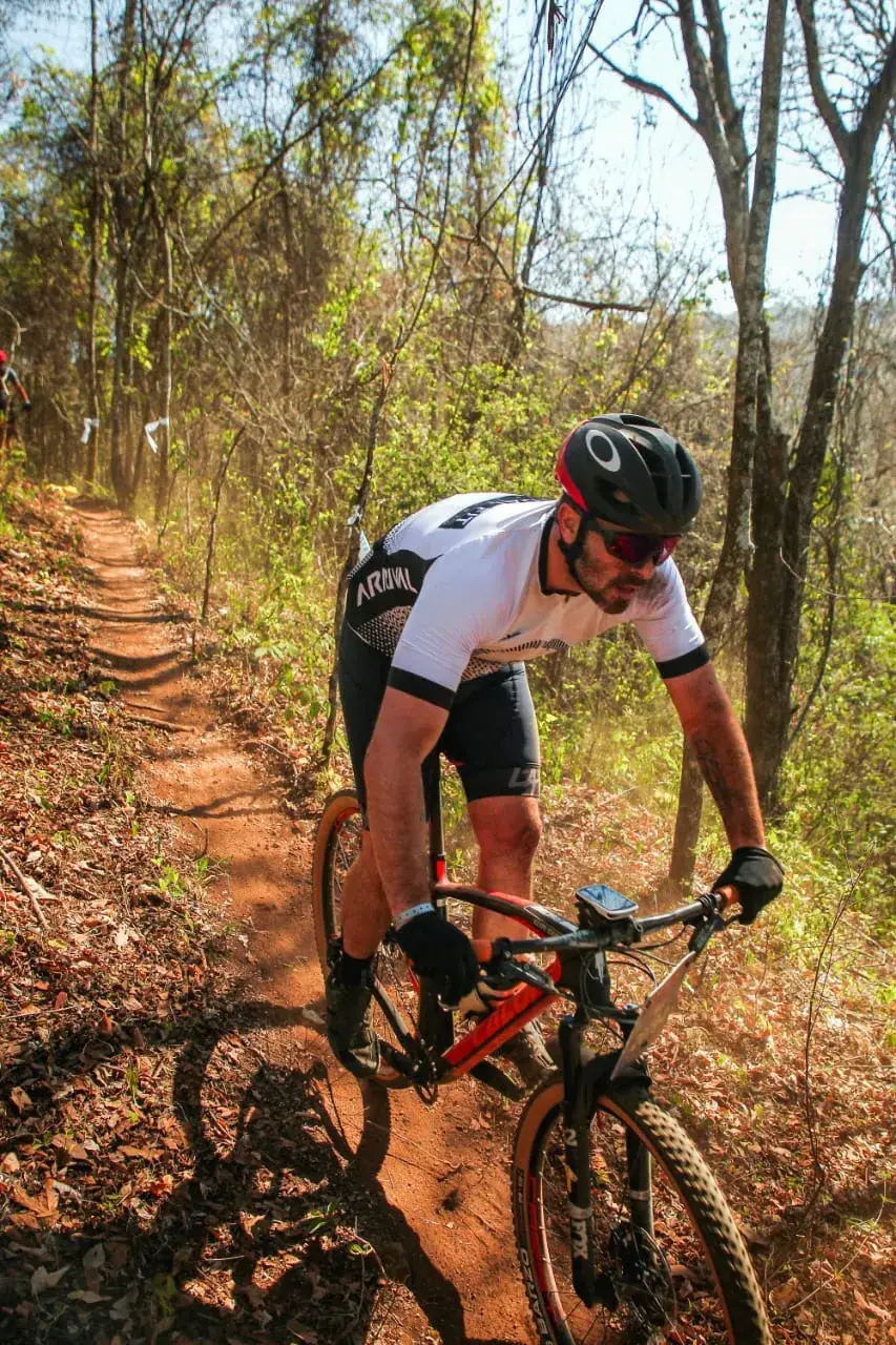 Willi pedalando MTB em trilha